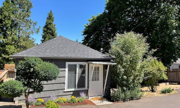 South Hills Cabaña | The Friendly Cottage quiet and close to everything