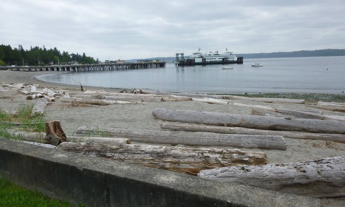 West Seattle Apartamento | The front yard is a relaxing sandy beach in the Fauntleroy Cove