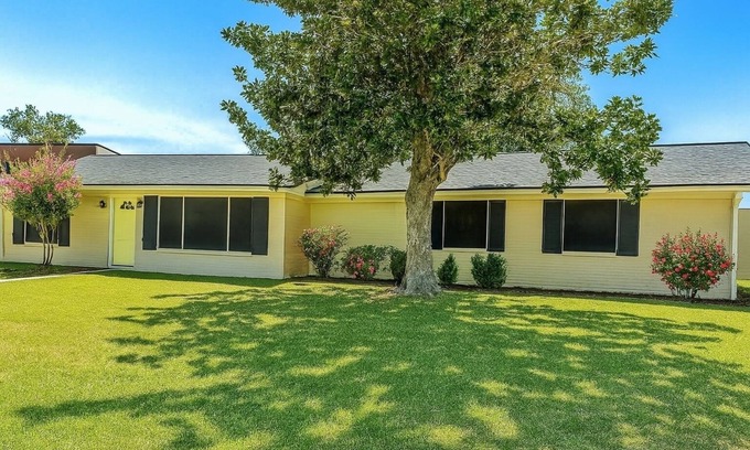 Sulphur Casa | The Fun House! with Master Suite and open common areas 4BR/2BA