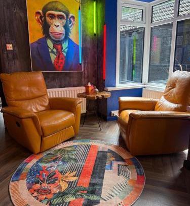 Bangor Casa | The Funky Hideaway with Hot Tub