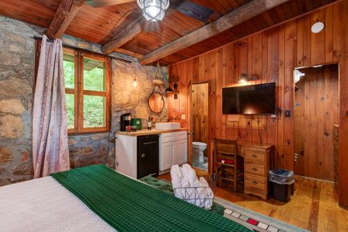 Waynesville Apartamento | The Furry Lodge Suite 5