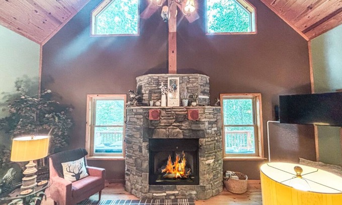 Bonnerdale Cabina | The G.O.A.T. Getaway Near Lake Ouachita and Crystals
