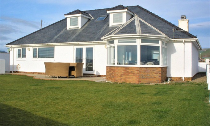 Tywyn Casa | The Gables is a large bungalow on the sea front with great sea views and sunsets