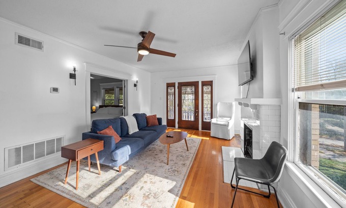 Midtown - Westport Apartamento | The Gallery - Beautiful 2BD/1BA Westport Apartment with Balcony