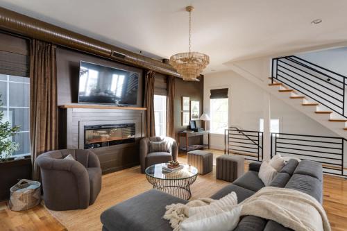 Edgehill Casa | The Gambler - Pool Table Plus Rooftop with Firepit