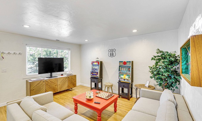 Southeast Boise Condominio | ‘The Game Night Condo’ w/ Patio in Boise!
