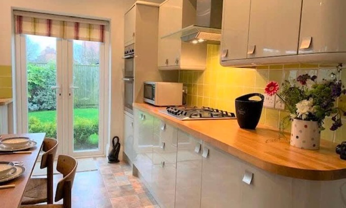 Muston Casa | The Garden Apartment - Beautiful spacious garden apartment with two bedrooms and two parking spaces
