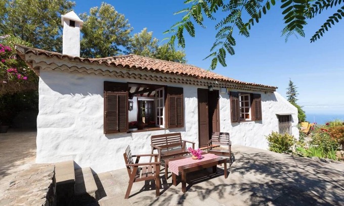 La Orotava Cabaña | Villa Canaria exclusiva rodeada de frutales. Piscina privada. Sin zonas comunes.