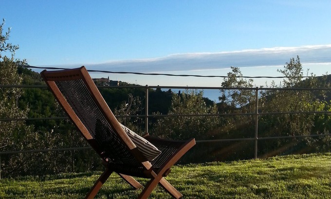 Sori Cama Y Desayuno | El jardín de Fe rodeado de vegetación entre el mar y las montañas.