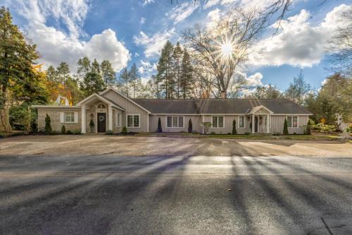 Douglas Casa | The Gardens - Lily - Walking Distance to Douglas Beach