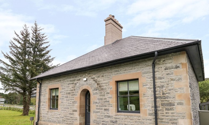 Garve Cabaña | THE GATE HOUSE, character holiday cottage, with open fire in Ullapool