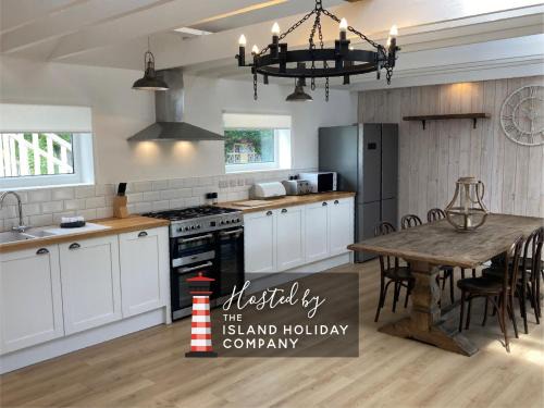 Freshwater Bay Apartamento | The Gate-Stunning Garden Apartment with Hot Tub in Freshwater Bay