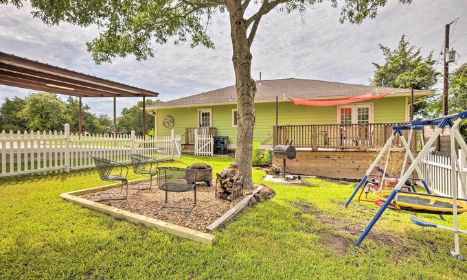 Brenham Casa | 'The Gathering Place' Brenham Home on 6 Acres