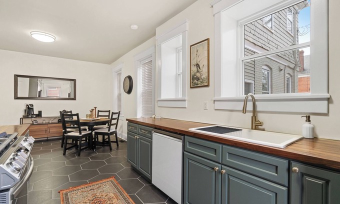 Ghent Condominio | The Gem at Castlewood, Short walk to EVMS/CHKD/Sentara Hospital Complex