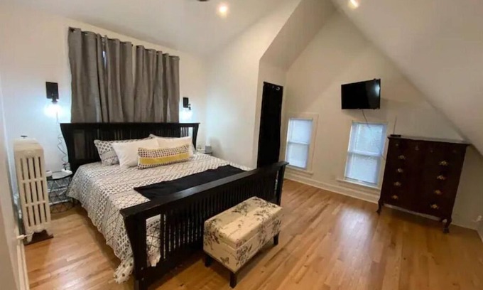 Milwaukee Casa | The Gem of Brewers Hill with hot tub and seasonal pool