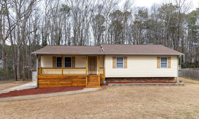 Jonesboro Casa | The Gem Of Jonesboro. Quiet Neighborhood, close to major Interstate & retailers.