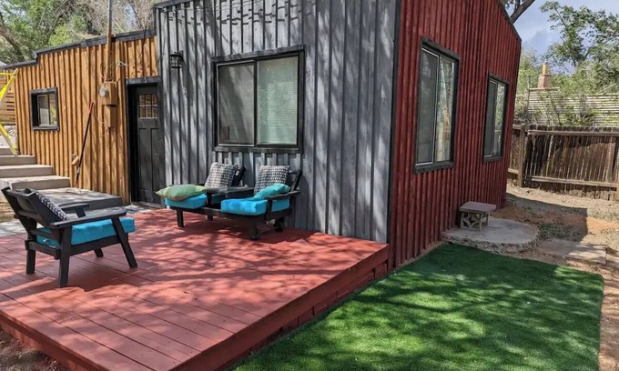 Colorado Springs Cabina | The General Store- Private and centrally located