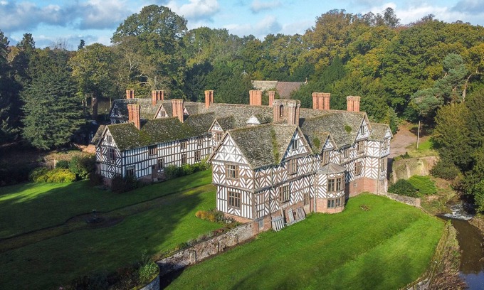 Eaton Mascott Cabaña | THE GENERALS QUARTERS, pet friendly, with open fire in Shrewsbury