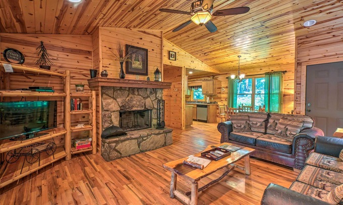 Helen Cabina | ‘The Georgia Peach’ Cabin 8 Mi to Dwntn Helen
