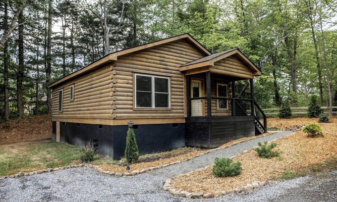 Black Mountain Cabina | The Gertie Cabin w/Hot Tub at Halfback Hollar Farm