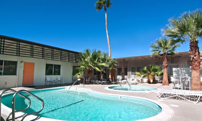 Desert Hot Springs Hotel | The Getaway # 7: 5BR / 5 Baño, Piscina, Niños / Mascotas bienvenidas