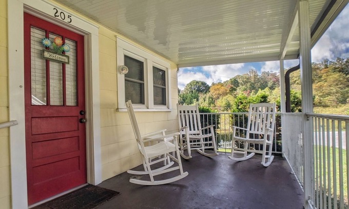 Lake Junaluska Casa | The Getaway: Charming 1950s Cottage with Modern Comforts at Lake Junaluska, Dog