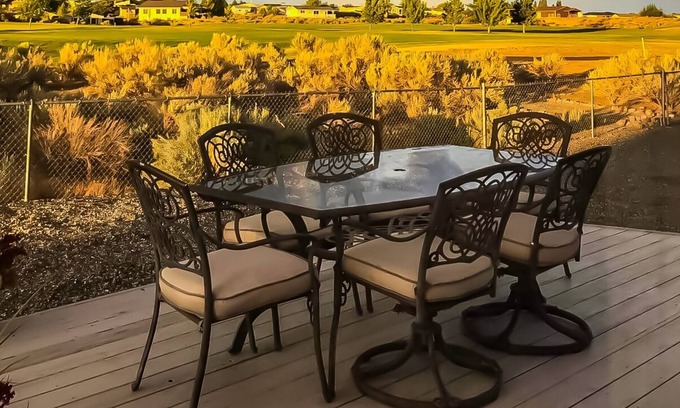 Desert Aire Casa | The Getaway on the Green in Sunny Desert Aire, WA