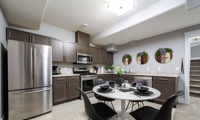 Southeast Edmonton Condominio | The Getaway Suite | King Bed | Near Airport | WiFi