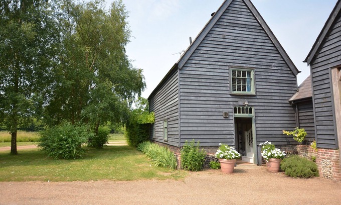 Stowmarket Cabaña | THE GIG HOUSE, STOWUPLAND, pet friendly, with a garden in Stowupland