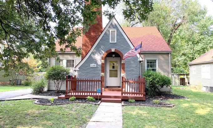 Topeka Casa | The Ginger Bread House ~ Ubicación central ~ Camas tamaño king ~ Encantador