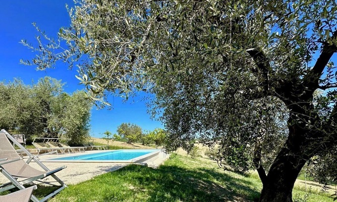Bettolelle Casa | il Girasole en casale storico con piscina en Senigallia