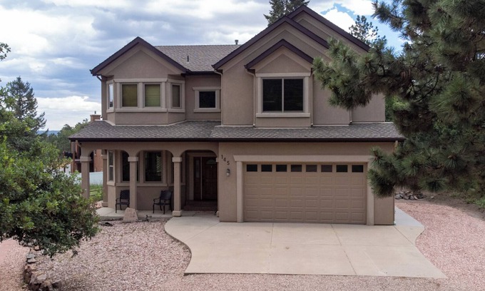 Palmer Lake Casa | The Glen House, a lovely 4 bedroom home in Palmer Lake, with hot tub, and views!