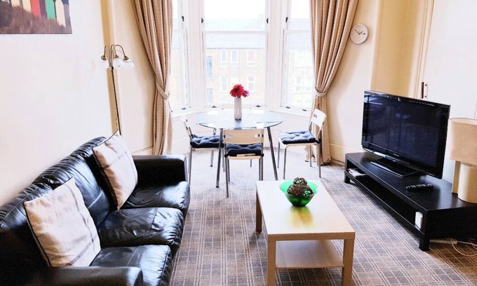 Port Glasgow Apartamento | Un apartamento con cocina en un lugar atractivo.
