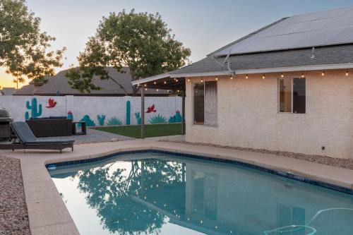 La Buena Vida Casa | The Glendale Pool House Oasis with Jacuzzi Golf Billiards