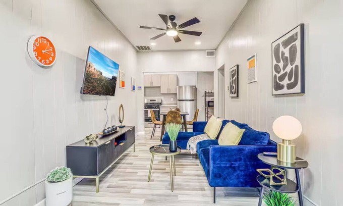 Pershing - Government Hill Cabaña | The Golden Dawn Cottage