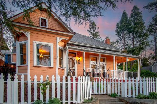Grass Valley Casa | The Golden Parlor- Historic Victorian, Hot Tub