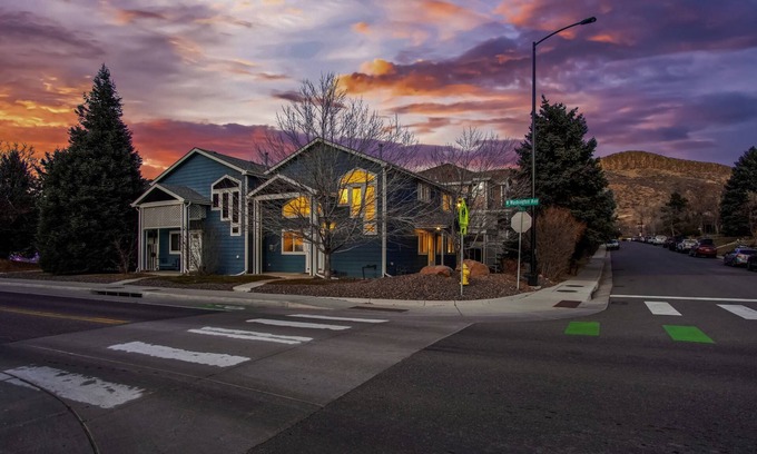 Golden Casa | The Golden Townhouse. Walk to downtown and trails. Pets Welcome