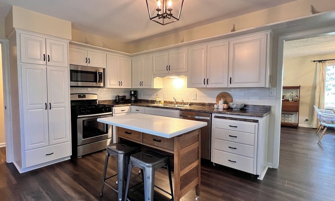 Hayward Cabaña | The Golf Cottage, located close to downtown Hayward and Hayward Golf Course.