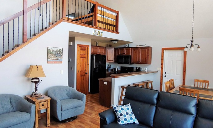 Spirit Lake Cabina | The Good Life Cabin - Bridges Bay Resort in Okoboji, Iowa