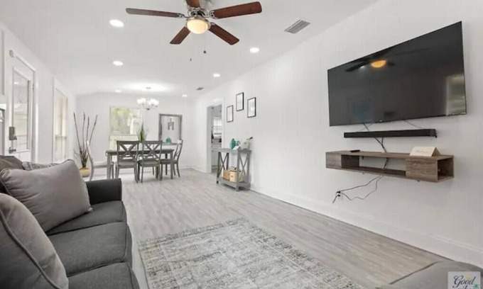 Tampa Cabaña | The Good Vibes Only Cottage