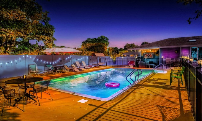 Commack Casa | THE GOOD VIBEZ HOUSE! Mini Golf Course,Heated Pool,Hot Tub,Game Room,Angel Wing