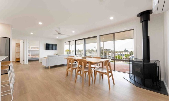 Goolwa Beach Casa | The Gooldives- pet friendly, fireplace, fire pit