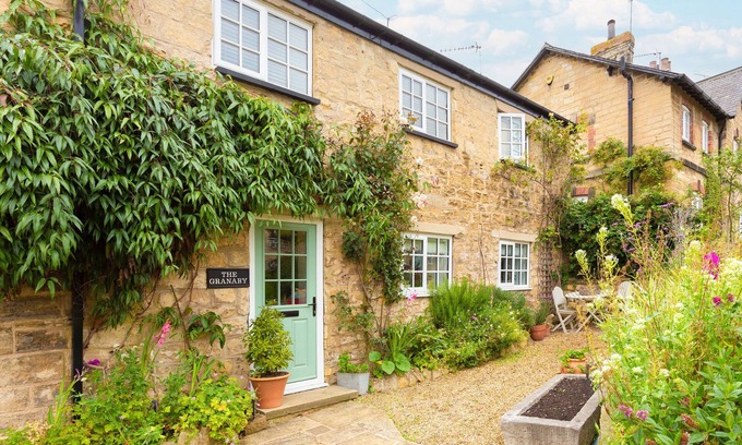 Aberford Cabaña | THE GRANARY, character holiday cottage, with open fire in Aberford