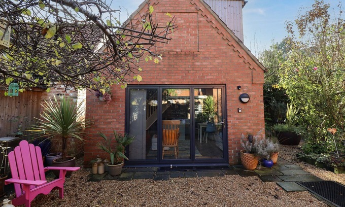 Gainsborough Cabaña | THE GRANARY OWL HOUSE, romantic, with a garden in Pilham