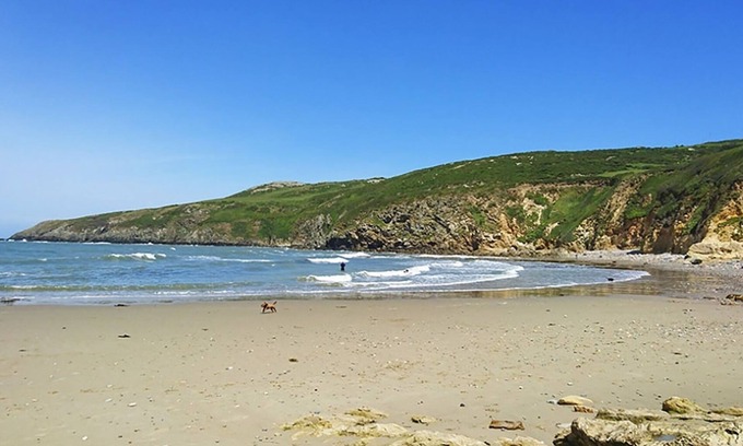 Llanfaethlu Cabaña | THE GRANARY (YR YSGUBOR), romantic, with a garden in Llanfaethlu