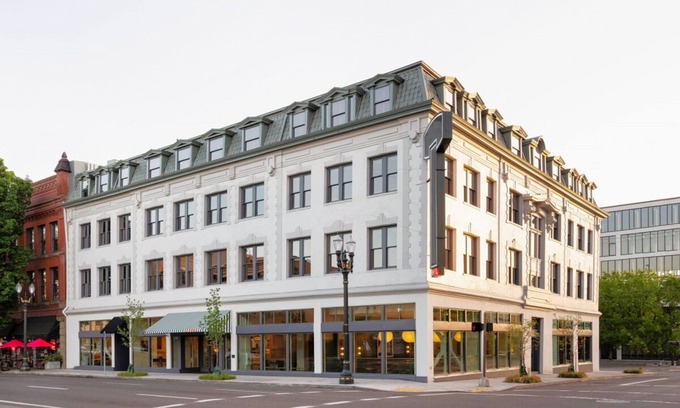 Buckman Neighborhood Apartamento | The Grand King ADA Roll-In Shower at Hotel Grand Stark