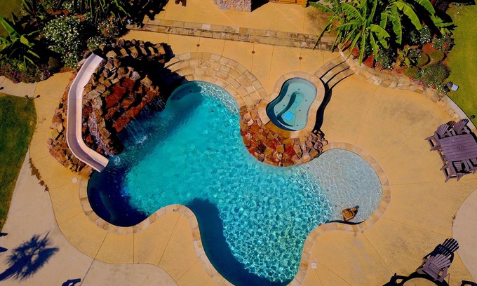 Shreveport Cabina | The Grand Lodge, Pool House, & Private Pool at God's Country Resort