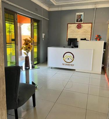 Serowe Cama Y Desayuno | The Grand Reef Guest House