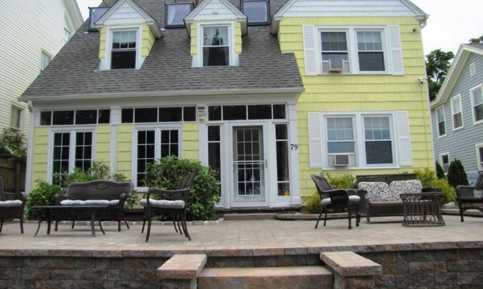 Niantic Casa | THE GRAND VICTORIAN GUEST HOUSE / BEACH FRONT PROPERTY