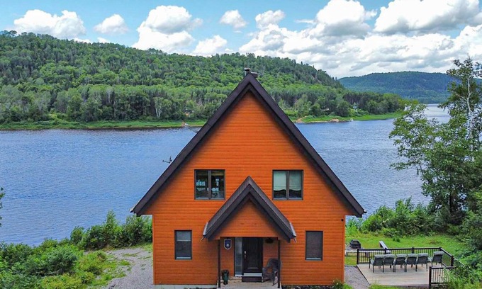 Mauricie Chalet De Esquí | The Grandiose ☼ Spa ♥ Campfire ✦ Riverside
